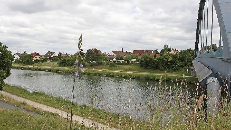Spaziergänger fanden am Freitagnachmittag die Leiche einer toten Frau im Main-Donau-Kanal unweit von Möhrendorf. Die Obduktion ergab den Verdacht auf ein Tötungsdelikt. Dies hat sich nicht bestätigt.
