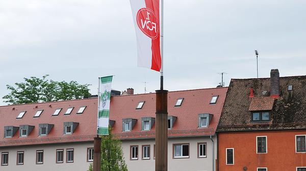 Bisher kann man auf dem Augustinerhof-Parkplatz aber auch schon eine andere versöhnliche Geste entdecken: Hier wehen zur Zeit die Farben der beiden großen fränkischen Fußballvereine. Umso beachtlicher ist die Aktion vor dem Hintergrund, dass Gerd Schmelzer, Besitzer des Augustinerhof-Grundstücks, von 1983 bis 1992 Club-Präsident war.