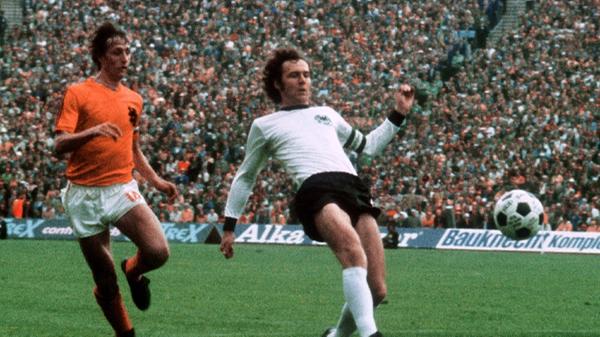Mit dieser formschönen Feststellung bewies uns der Kaiser, dass das Leben ein ständiges Geben und Nehmen ist. Tatsächlich machte Hollands Kicker-Legende Johan Cruyff im 74er WM-Finale gegen Beckenbauer die bessere Figur. Was Cruyff jedoch nicht bedachte, war das Lineker-Axiom: "Fußball ist ein einfaches Spiel: 22 Männer jagen 90 Minuten lang einem Ball nach, und am Ende gewinnen die Deutschen" (damals mit 2:1).