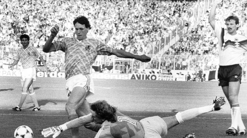 EM-Halbfinale 1988: Dieses Mal hatte die holländische Nationalmannschaft mit Superstar Marco van Basten das bessere Ende für sich und ging auch im folgenden Finalspiel als Sieger vom Platz. Der bisher einzige internationale Titel der Niederlande.