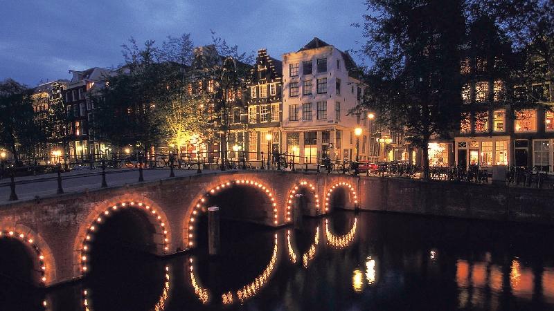 Holland hat aber auch mehr zu bieten als nur Fußball: Die Hauptstadt Amsterdam - weltberühmt für ihre vielen Grachten - ist immer eine Reise wert. Weitere Markenzeichen für die Niederlande sind, …