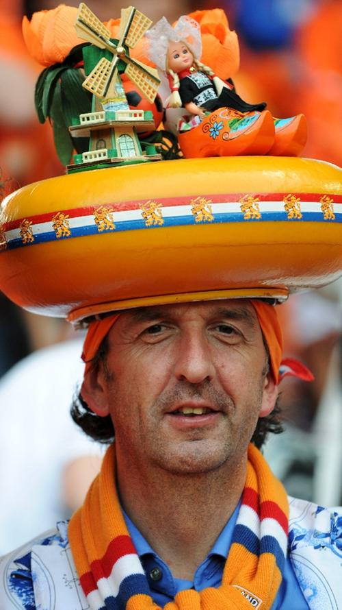 Wenn man holländische Fußballfans als positiv verrückt bezeichnen würde, dann wären sie mit Sicherheit nicht verärgert. Egal ob Käse auf der Rübe...