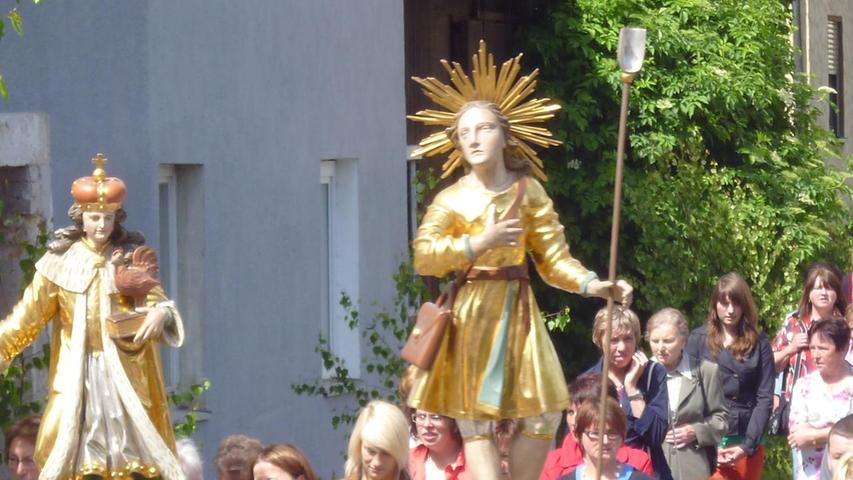 Auch die Heiligenfiguren aus der Kirche wurden traditionell mitgeführt.
