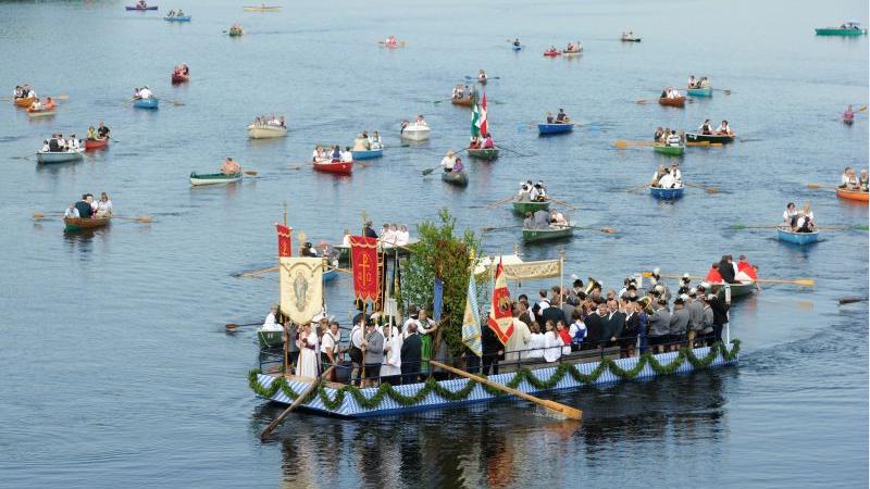 .. führt die Prozession nicht etwa durch die Straßen des Dorfes, sondern über das Wasser des Staffelsees.