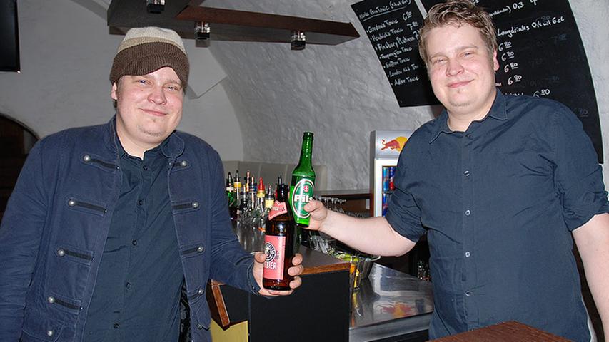 "Ich bin selbst mein bester Gast", behauptet Hobbit (32, links und rechts) , Chef der "42". Reines Understatement, vermuten wir. Schließlich treibt sich allerlei trink- und tanzfreudiges Volk im alten Josephs-Keller herum. Da ließe sich doch locker ein Stammgast finden... "Ich möchte meine eigene Kneipe aus der Sicht eines Gastes erleben", kontert der DJ, "deshalb bin ich auch hier, wenn ich frei habe - rund 90 Prozent aller Abende." Tja, da hält wohl kein Stammgast mit. Okay, Hobbit, Du hast gewonnen: Wir geben uns geschlagen und die Suche nach einem "echten" Stammgast auf. "Ich bin selbst mein bester Gast", behauptet Hobbit (32, links und rechts) , Chef der "42". Reines Understatement, vermuten wir. Schließlich treibt sich allerlei trink- und tanzfreudiges Volk im alten Josephs-Keller herum. Da ließe sich doch locker ein Stammgast finden... "Ich möchte meine eigene Kneipe aus der Sicht eines Gastes erleben", kontert der DJ, "deshalb bin ich auch hier, wenn ich frei habe - rund 90 Prozent aller Abende." Tja, da hält wohl kein Stammgast mit. Okay, Hobbit, Du hast gewonnen: Wir geben uns geschlagen und die Suche nach einem "echten" Stammgast auf.