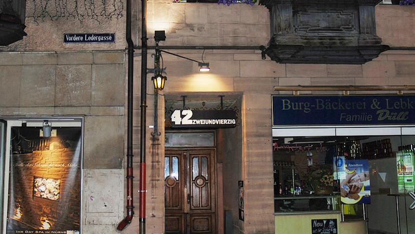 Die "42" findet man in der Nürnberger Innenstadt, Josephsplatz 32.