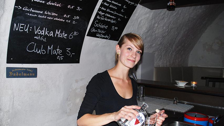 Neben Cocktails und Spirituosen wird in der "42" Hofmann aus Pahres und Schanzenbräu aus der Flasche ausgeschenkt. 
 
 Zu unserem Brauerei-Guide geht's hier.
