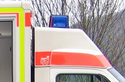 Rettungswagen landet nach Crash in Amberger Vorgarten