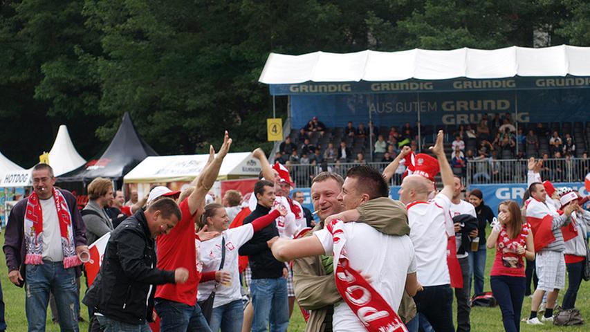 Es ist soweit: Die EM 2012 hat begonnen. Zum Eröffnungsspiel Polen gegen Griechenland kamen bereits die ersten Fans auf die Wöhrder Wiese. Voller Emotionen fieberten die Anhänger beider Mannschaften mit.