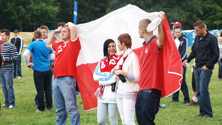 Die rot-weiß gekleideten Polen-Fans hatten neben Trikots auch Fahnen in allen Größen und Formen mitgebracht ...