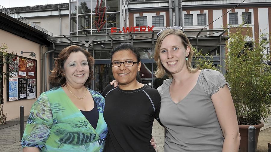 Olivia Guevara (Mitte) aus der Partnerstadt San Carlos macht im E-Werk ein Freiwilliges Soziales Jahr. Betreut wird sie von der Bandena-Chefin Maria Elena Schaer (l.) und Cornelia Hufeisen aus dem Bürgermeisteramt. Olivia Guevara (Mitte) aus der Partnerstadt San Carlos macht im E-Werk ein Freiwilliges Soziales Jahr. Betreut wird sie von der Bandena-Chefin Maria Elena Schaer (l.) und Cornelia Hufeisen aus dem Bürgermeisteramt.