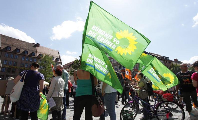 Daneben protestierten aber auch Mitglieder anderer Parteien, wie den Grünen, gegen das Abkommen.