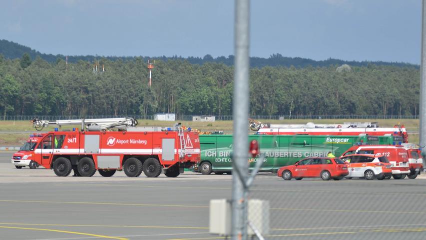 Gegen 16 Uhr bat er den Flughafen Nürnberg um Landeerlaubnis wegen einer sogenannten Luftnotlage, teilte ein Sprecher der Polizei am Flughafen Nürnberg mit. "Rauch im Cockpit", lautete die Meldung.