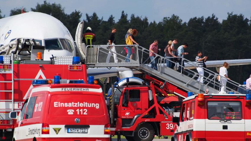 Die 234 Passagiere verließen mit einem gehörigen Schrecken das Flugzeug.