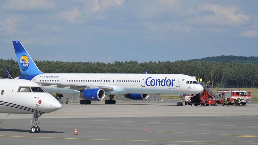 Urlaubstart mit Hindernissen: Am Samstag ist am  Flughafen Nürnberg ist ein Ferienflieger mit 234 Passagieren an Bord notgelandet. Die Maschine der Linie Condor war in Düsseldorf gestartet, als der Pilot einen brenzligen Geruch im Cockpit feststellte.