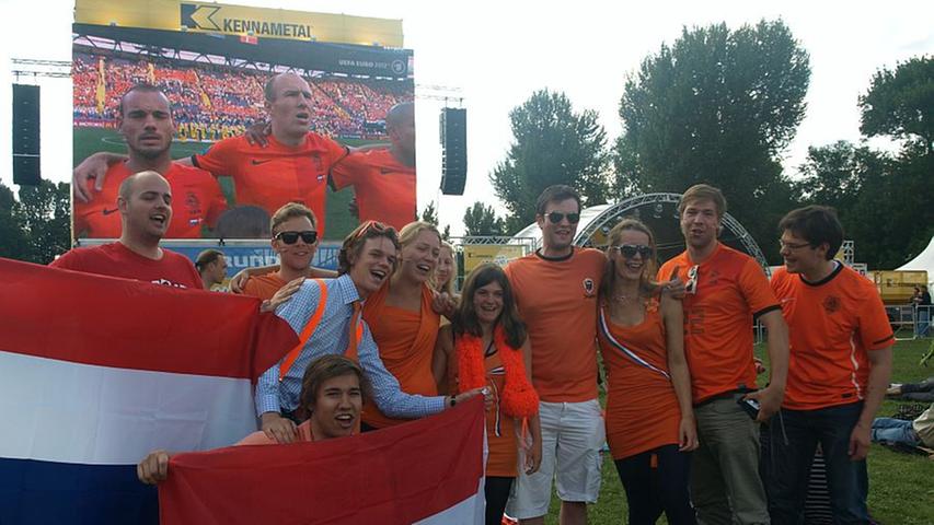 Vor Beginn des ersten Gruppenspiels der Gruppe 2 feiern die Niederländer ihre  Nationalmannschaft beim Public Viewing auf der Wöhrder Wiese.