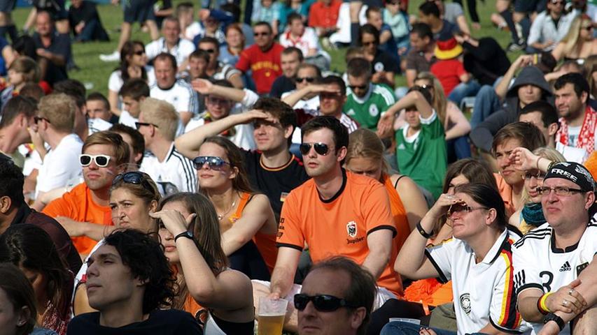 Während des Spiels werden die Blicke der holländischen Fans skeptischer, denn ihre Elf vergibt zu viele Chancen.
