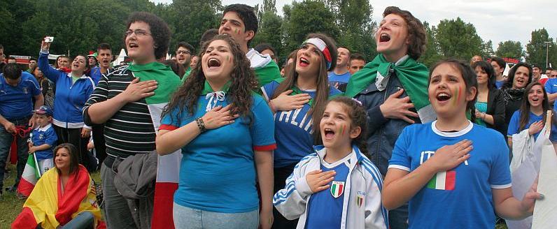 ...erhebt sich diese Gruppe junger Italiener, um aus vollen Kehlen die Nationalhymne mitzusingen.