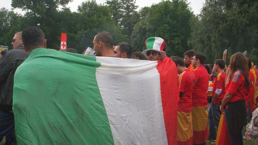 Italiener und Spanier bangen friedlich Seite an Seite um den Sieg ihrer Mannschaft.