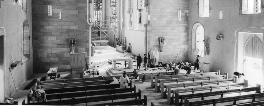Das Kirchenschiff mit den neuen Tonnengewölbe, das den Triumphbogen deutlich ausspart; er trennt Schiff und Chor. Links davon die Kanzel und im Hintergrund, vor dem prächtigen Glasfenster, der Hochaltar, an dem jetzt noch gearbeitet wird. Gotteshaus der "teutschen Herrn"
