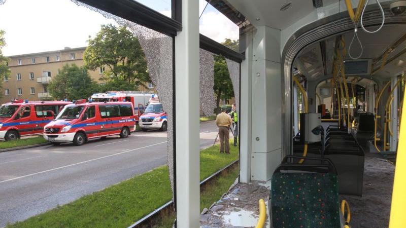 Bei einem heftigen Zusammenstoß zwischen einer Straßenbahn und einem Lastwagen sind in Augsburg mindestens 48 Menschen verletzt worden.