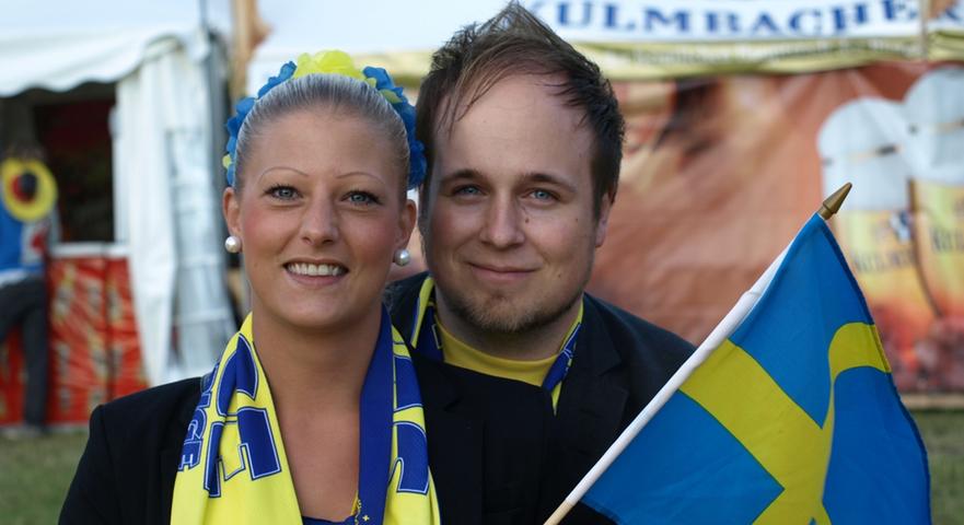 So schön ist Schweden: Dieses Pärchen hielt die Fahne für die schwedische Mannschaft hoch und war damit ziemlich allein. Stina und ihr Freund Andreas waren vor dem Spiel optimistisch und rechneten mit einem 3:0 Sieg ihres Teams.