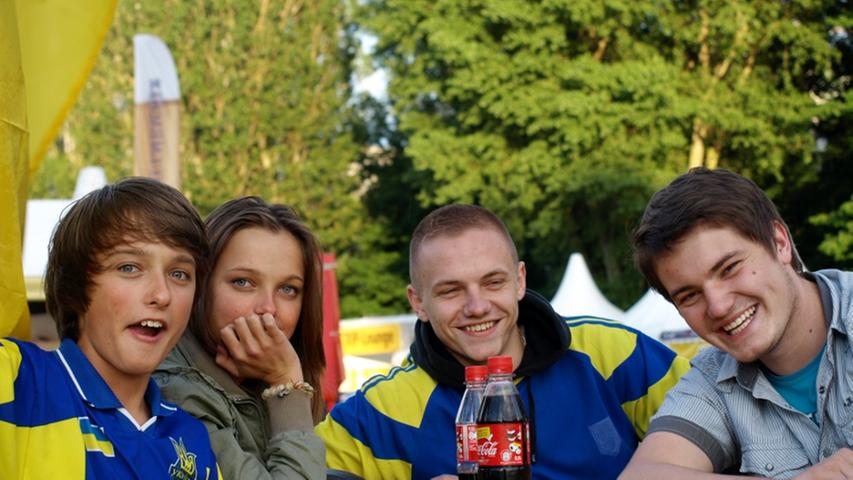 Diese vier Fußballbegeisterten stammen aus dem ukrainischen Novovolynsk und fieberten mit ihrer Mannschaft beim Spiel gegen Schweden.