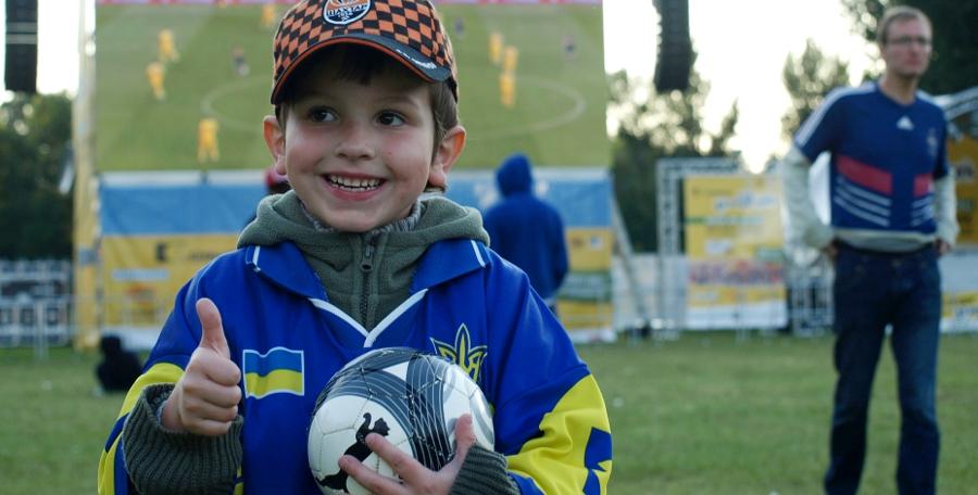 Der 6-jährige Maxim tollte im Andrij Schewtschenko-Trikot über die Wöhrder Wiese.