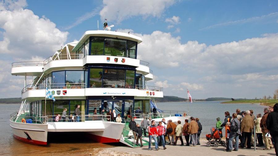 Mit der MS Brombachsee lassen sich gemütliche Ausflugsfahrten über den an den Igelsbachsee angrenzenden Großen Brombachsee unternehmen.