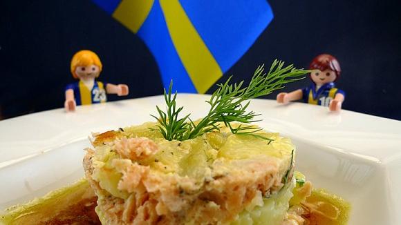 In Schweden setzt man auf "Laxpudding", einen Auflauf, der aus Lachs, Sahne, Zwiebeln und Kartoffeln schnell in die Form geschichtet ist. Ein absoluter Geheimtipp von schwedischen Hausfrauen. Zum Rezept: Laxpudding