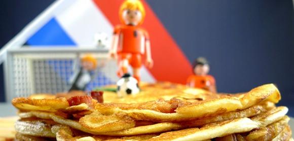 Bei dem Wort "Pfannkuchen" denken die meisten an eine süße Teigspezialität. Die niederländischen "Pannekoeken" kann man aber beispielsweise auch mit Speck zubereiten. Das typische Kindergericht ist also nicht nur für die Kleinen eine leckere Fußballspiel-Beilage. Zum Rezept: Pfannkuchen