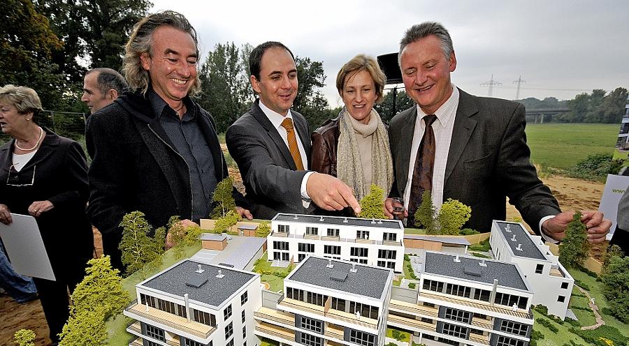 Beim Baubeginn im September vergangenen Jahres ließ sich OB Thomas Jung (re.) das Projekt vor Ort von Architekt Gerhard P. Wirth (v. li.), Geschäftsführer Ringo Haritz und Stiftungsvorstand Petra Seeberger erläutern. Damals war der Erhalt der vier alten Eichen noch nicht infrage gestellt. Beim Baubeginn im September vergangenen Jahres ließ sich OB Thomas Jung (re.) das Projekt vor Ort von Architekt Gerhard P. Wirth (v. li.), Geschäftsführer Ringo Haritz und Stiftungsvorstand Petra Seeberger erläutern. Damals war der Erhalt der vier alten Eichen noch nicht infrage gestellt.