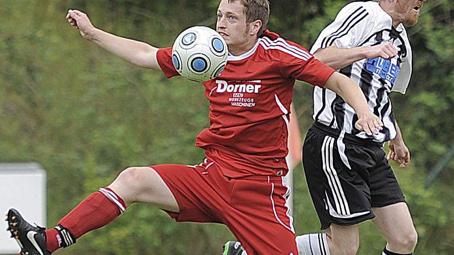 Auch die zweite Mannschaft des TV Thalmässing (rotes Trikot) muss noch einmal ran, nachdem sie sich mit einem 3:1-Sieg gegen den FC Plankstetten II am letzten Spieltag den zweiten Tabellenplatz der B-Klasse Ost 1 gesichert hatte. In der A-Klassen-Relegation treffen die Thalmässinger am Freitag auf den FC Deining II. Das Match findet auf dem Platz des BSV Erasbach statt und wird um 18.30 Uhr angepfiffen. Der Sieger steigt auf. Auch die zweite Mannschaft des TV Thalmässing (rotes Trikot) muss noch einmal ran, nachdem sie sich mit einem 3:1-Sieg gegen den FC Plankstetten II am letzten Spieltag den zweiten Tabellenplatz der B-Klasse Ost 1 gesichert hatte. In der A-Klassen-Relegation treffen die Thalmässinger am Freitag auf den FC Deining II. Das Match findet auf dem Platz des BSV Erasbach statt und wird um 18.30 Uhr angepfiffen. Der Sieger steigt auf.