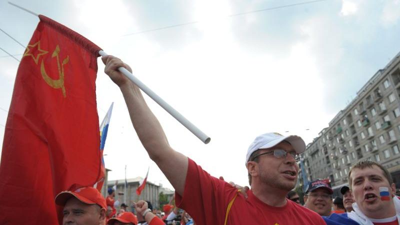 Hintergrund der aufgeladenen nationalistischen Gefühle ist die jahrhundertelange Herrschaft der Russen in Polen. Nationale russische Symbole wie die sowjetische Fahne sorgen in Polen mancherorts noch immer für Aufregung. Und nicht jeder Russe hielt sich an die Bitte an die Organisatoren des Marsches, auf Provokationen zu verzichten.