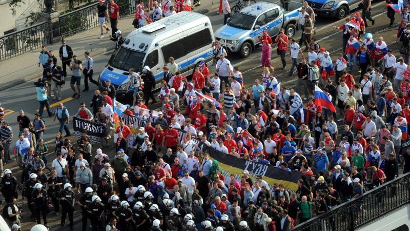 Insbesondere der Marsch russischer Fans zum Stadion durch die Straßen der polnischen Hauptstadt stellte für viele polnische Fans eine Provokation dar. Mit dem Marsch wollten die russischen Fans ihren Nationalfeiertag begehen.