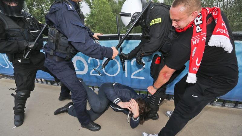 Fast 200 Menschen wurden verhaftet, die Polizei ging wie die Fans wenig zimperlich vor.