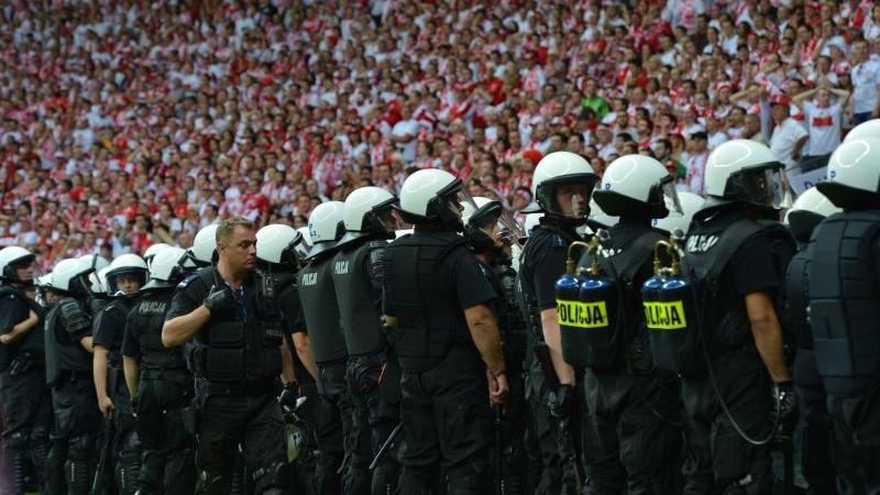 Die Polizei ging trotzdem auf Nummer sicher und marschierte während der Partie im Stadion auf, wo sie sich vor den Fans positionierte.