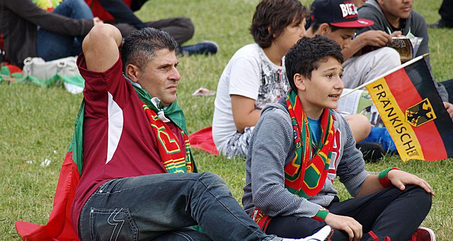 Anpfiff: Vater und Sohn hadern mit der wechselnden Leistung ihrer portugiesischen Mannschaft.