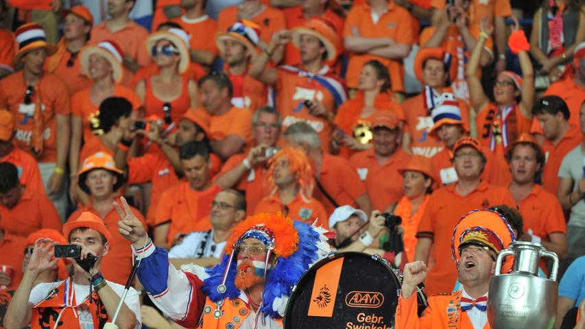 Vor der Partie waren die zahlreichen und gewohnt bunt verkleideten niederländischen Fans noch bester Stimmung und ließen noch Träume vom EM-Pokal aufleben.