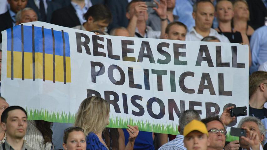 Die Europa-Parlamentarier Rebecca Harms und Werner Schulz wollten vor dem Spiel mit Plakaten auf die politische Situation in der Ukraine aufmerksam machen und demonstrierten unter anderem für die Freilassung von Julia Timoschenko, die nur wenige Kilometer vom Stadion entfernt im Gefängnis sitzt.
