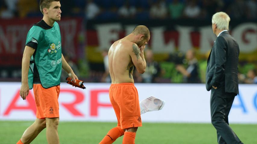 Frustriert waren nach Schlusspfiff nur die Niederländer, Wesley Sneijder (Mitte) vergrub sein Gesicht, Trainer Bert van Marwijk (rechts) starrte ins Leere.