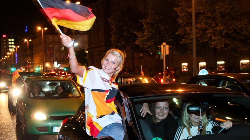 Zuvor hatten die deutschen Fans nach dem Anschlusstreffer noch um den Sieg bangen müssen - umso größer war nun die Freude.