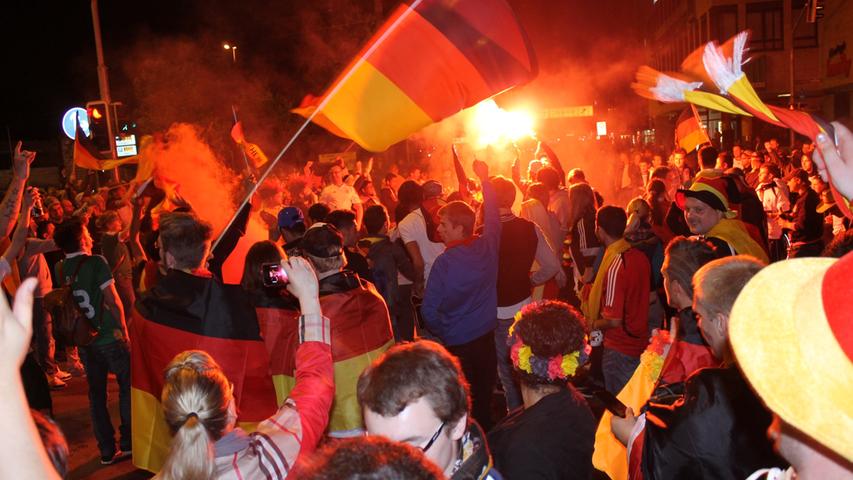 ...die nächtlichen Feierlichkeiten nach den Siegen der deutschen Mannschaft überstanden hat, wissen wir nicht. Sicher ist dagegen, dass nicht nur die deutschen Fans anschließend ein Freudenfeuer abfackelten...