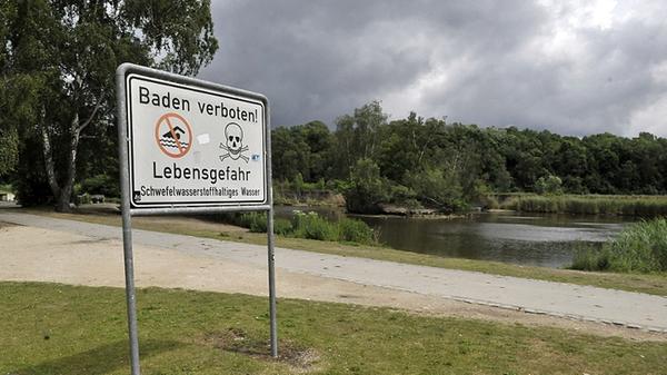 Der Silbersee auch. Wegen des in der Nachkriegszeit darin entsorgten Mülls - darunter auch Sondermüll - und des daneben gelegenen Silberbucks, einem Müllberg, der nach Kriegsende mit Unrat aus dem zerstörten Nürnberg aufgefüllt wurde, ist der See mit Schwefelwasserstoff verseucht. Trotz Badeverbots starben deshalb bislang rund 50 Menschen beim Baden. Eine Sanierung des Sees würde einen dreistelligen Millionenbetrag kosten - für die Stadt Nürnberg ist das nicht zu stemmen.