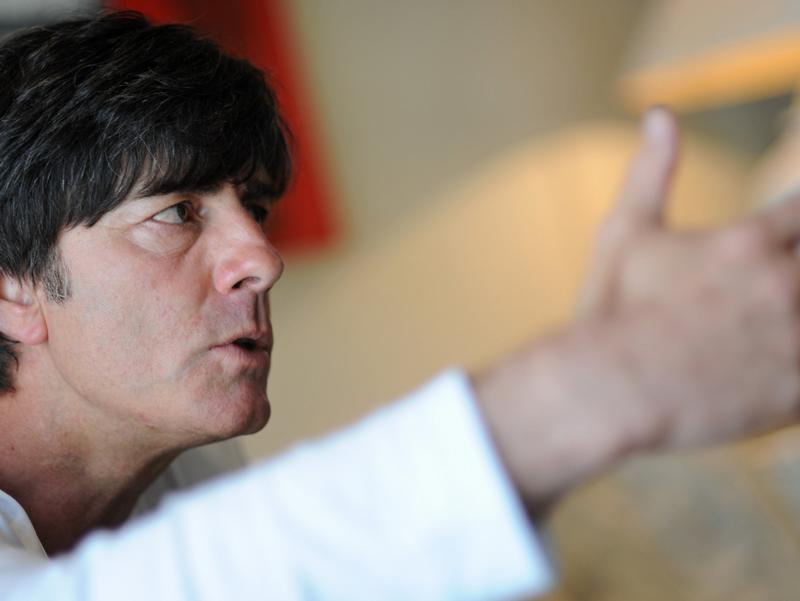 In die Bundesliga ging es für Joachim Löw als Assistenztrainer von Rolf Fringer zum VfB Stuttgart. Löw sah sich zwar nicht als Assistent, nahm die Position aber in Kauf, um den Durchbruch als Cheftrainer eines Bundesligavereins zu schaffen. Der Plan ging auf: Nach Fringers Rücktritt wurde er zum Cheftrainer, gewann mit Stuttgart den DFB-Pokal und erreichte 1998 das Finale des Europapokals der Pokalsieger. Danach ging Löw zu Fenerbahce Istanbul, zum Karlsruher SC, zu Adanaspor, zu Wacker Innsbruck, wo er 2002 Meister wurde, und zu Austria Wien.