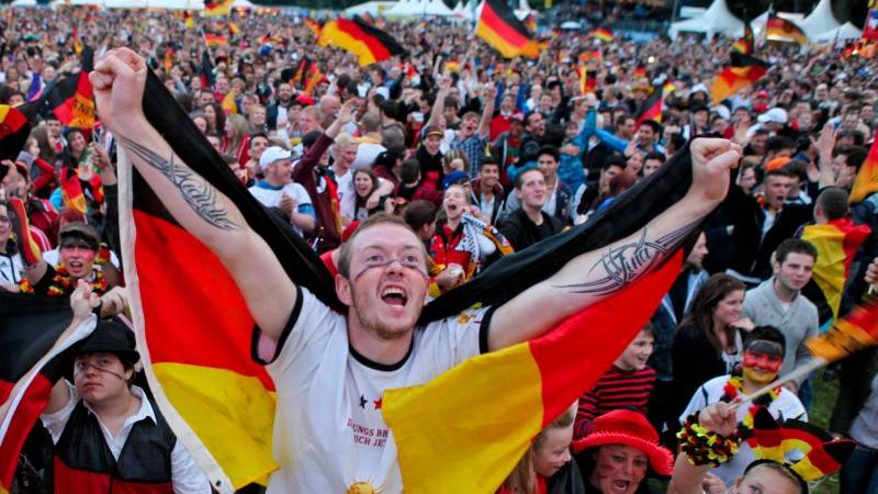 Ein Meer aus schwarz-rot-gold: Auf der Wöhrder Wiese, beim größten Public Viewing in Nürnberg, versammelten sich schon zu den Vorrundenspielen der deutschen Mannschaft zehntausende Fans, doch auch...