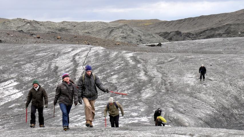 Diese Menschen wandern nicht über festen Fels, sondern über den Vatnajökull, einen der vielen Gletscher.