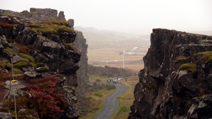 Am heiligen Ort Thingvellir öffnet sich die Erde in einer gewaltigen Felsspalte.