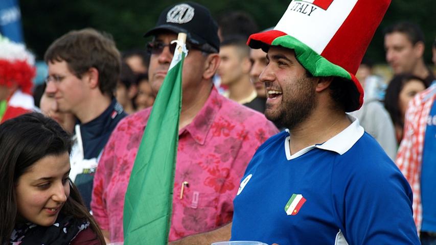 So genießt der Italiener den Fußball: mit Bier, Flagge und guter Laune.