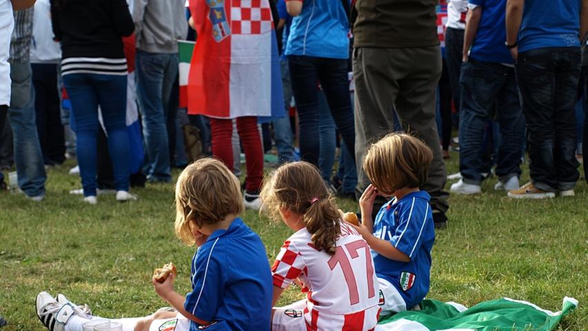 So sieht wahre Fanfreundschaft aus: Italienische und kroatische Kinder schauen zusamen das EM-Spiel.